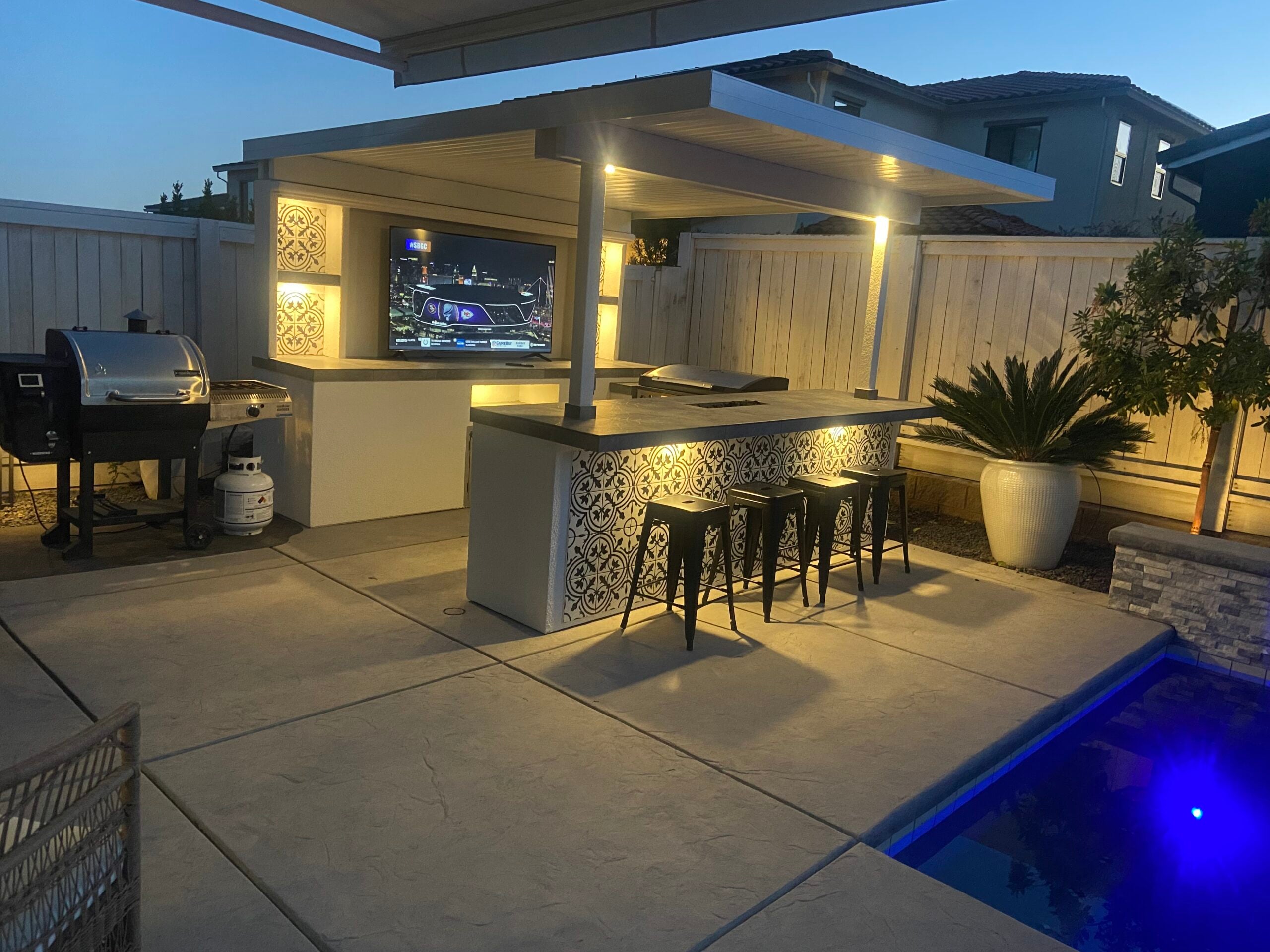 3 Piece TV Island With Roof